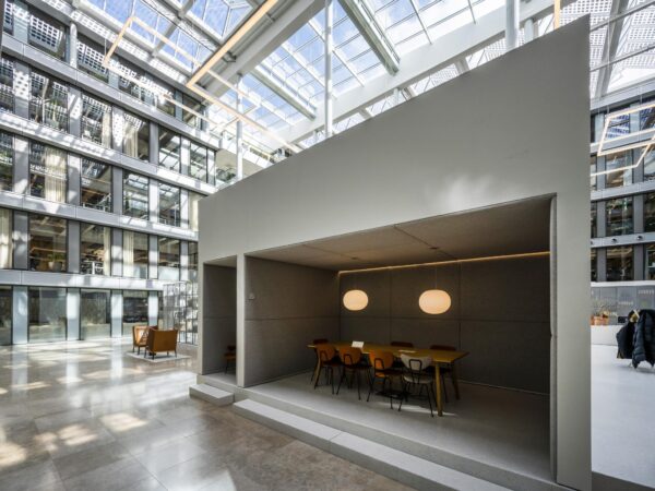 Moderne kantoorruimte aan de Mr. Treublaan met een overdekte vergaderruimte, glazen dak en natuurlijk lichtinval.