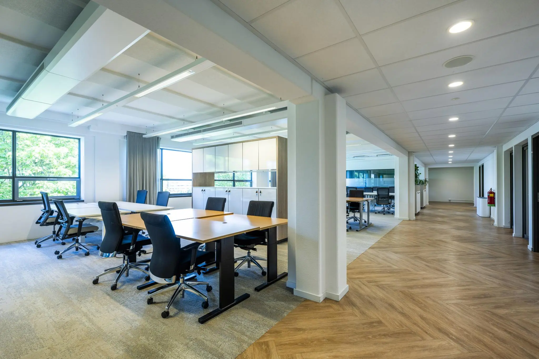 Moderne kantoorruimte aan de Mr. Treublaan met open werkplekken, bureaustoelen en veel daglicht.