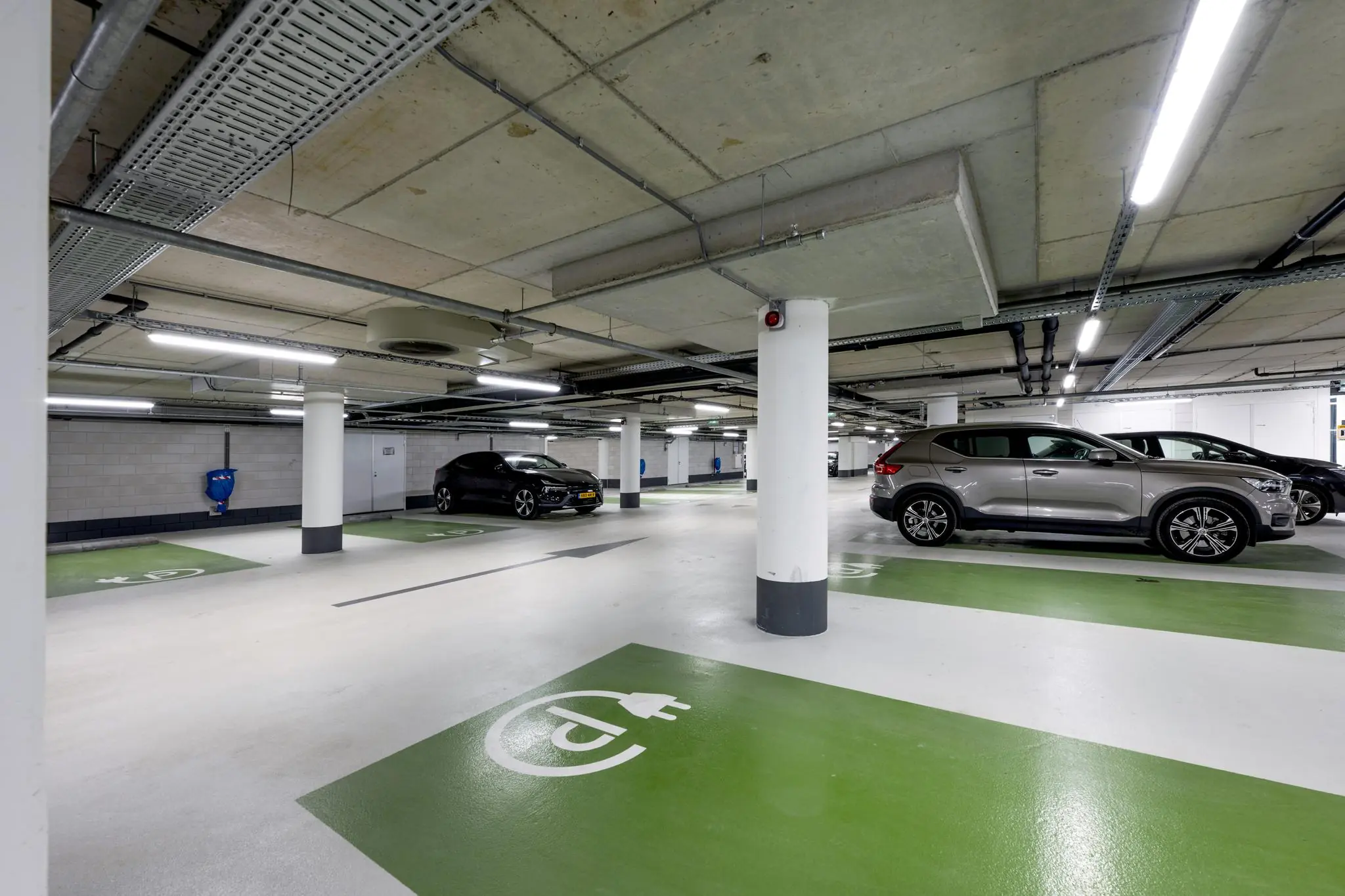 Ondergrondse parkeergarage aan de Mr. Treublaan met oplaadplekken voor elektrische auto’s.