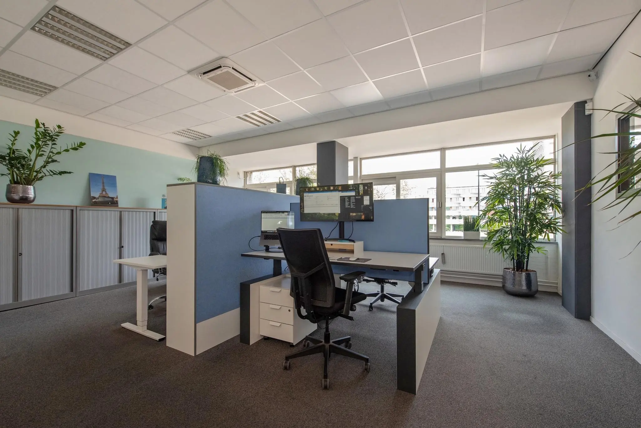 Modern kantoorinterieur aan de Limpergstraat met werkplekken, bureaustoelen, computers en veel daglicht.