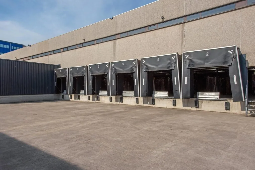 Laadperron met meerdere laad- en losdocks aan een bedrijfsgebouw aan de Limpergstraat.