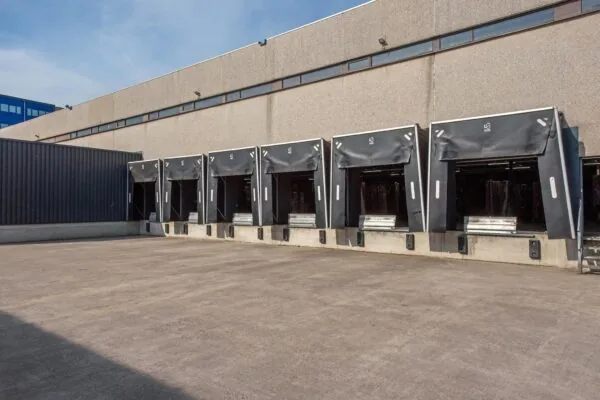 Laadperron met meerdere laad- en losdocks aan een bedrijfsgebouw aan de Limpergstraat.