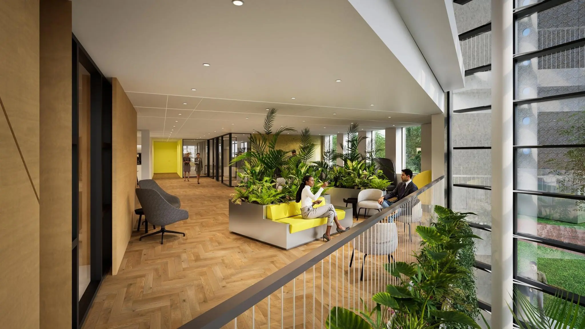 Moderne kantoorruimte De Entree met houten vloer, grote raampartijen, veel groen en mensen in gesprek op gele zitbanken.