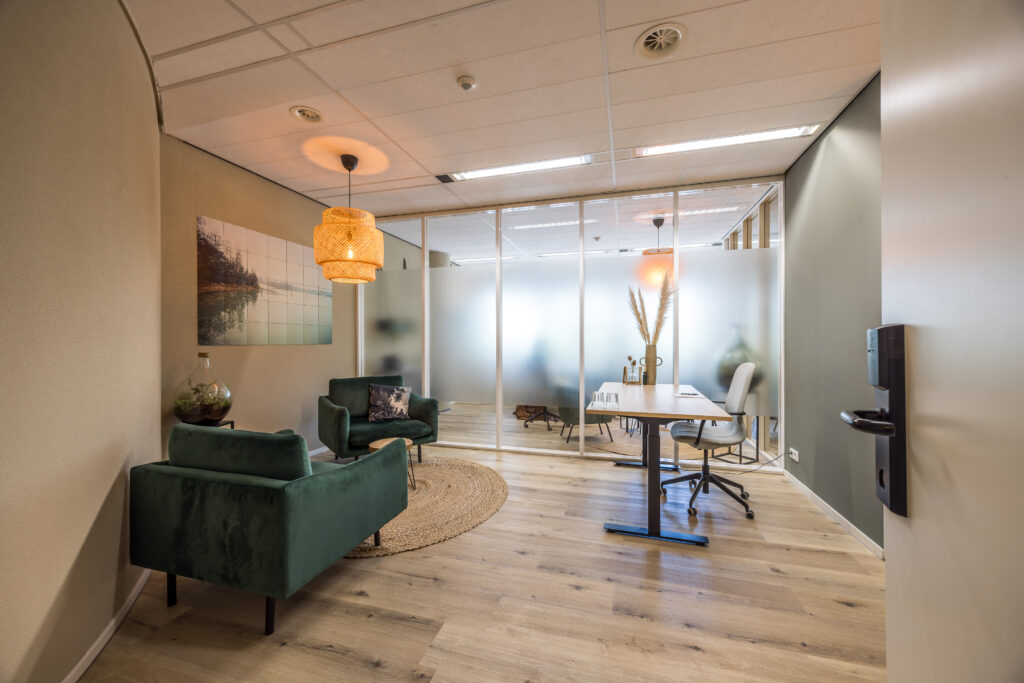 Moderne kantoorruimte bij Element Offices in Utrecht met groen meubilair, glazen wanden en een houten vloer.