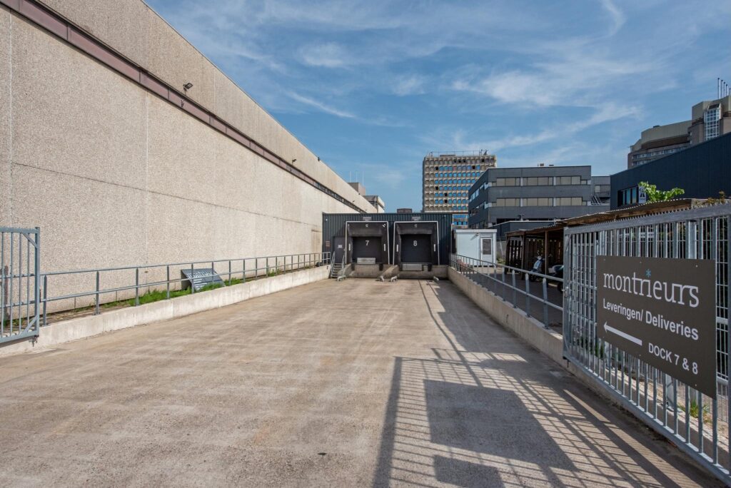 Leveringszone bij Montreurs aan de Limpergstraat met dokken 7 en 8.