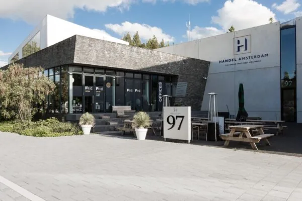 Modern kantoorpand met horecagelegenheid Fred. aan de Fred. Roeskestraat 97 in Amsterdam.