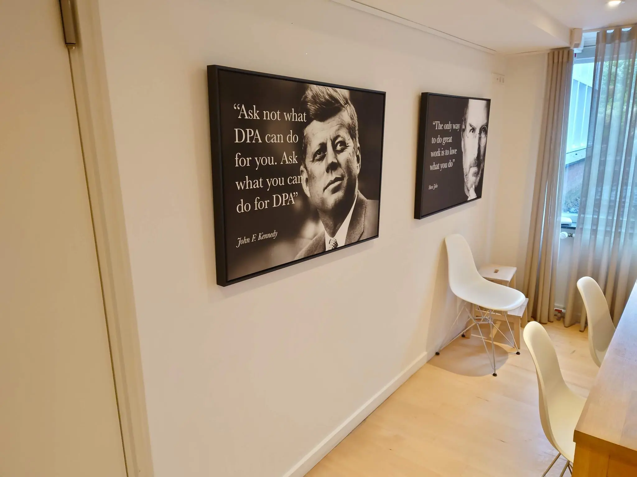 Twee inspirerende posters met citaten van John F. Kennedy en Steve Jobs hangen aan de muur in een modern kantoorinterieur aan de Maliesingel.