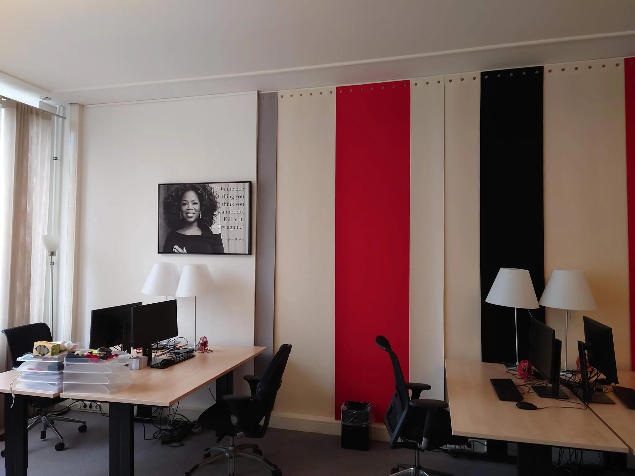 Moderne kantoorruimte aan de Maliesingel met bureaus, computers, opvallende wandpanelen en een inspirerende poster aan de muur.
