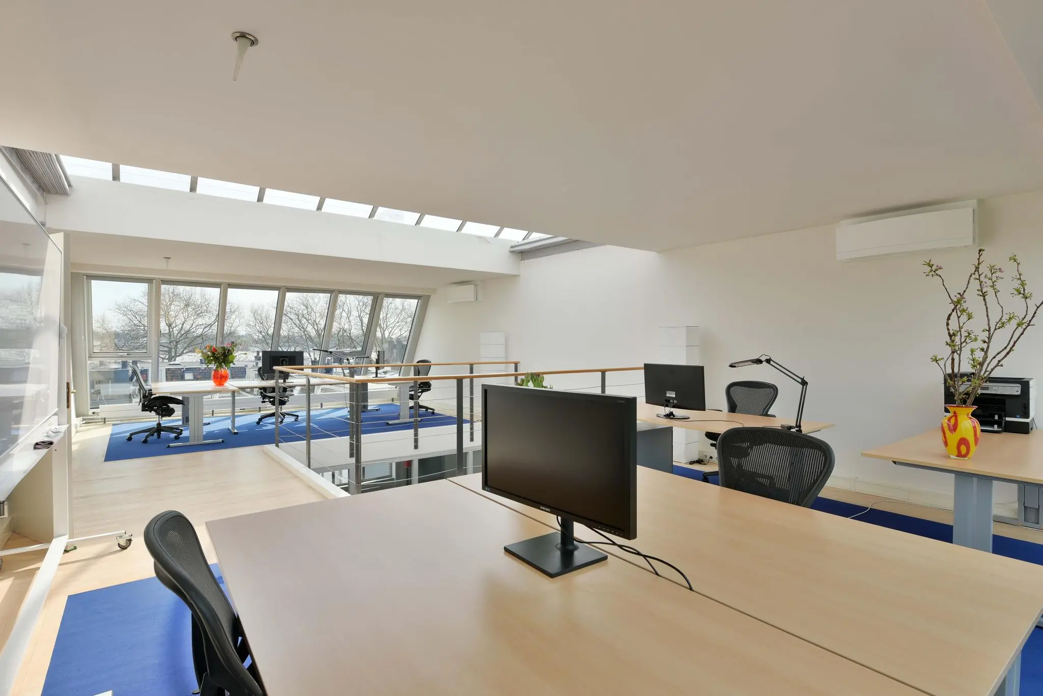 Licht en modern kantoorinterieur aan de Maliesingel met werkplekken, grote ramen en dakramen.