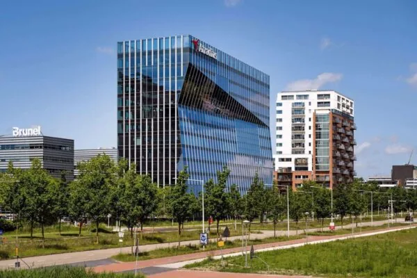 Modern kantoorgebouw van Arcadis aan de David Ricardostraat met omliggende kantoren en appartementen in een groene stedelijke omgeving.