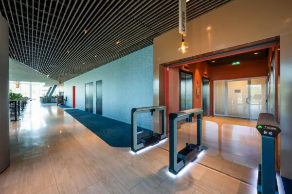 Moderne kantoorentree aan de David Ricardostraat met toegangspoortjes, liften en een strak ingericht interieur.
