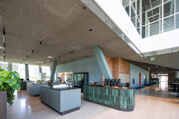 Modern ingerichte koffie- en lunchruimte in een kantoor aan de David Ricardostraat met veel daglicht en strakke, architectonische details.