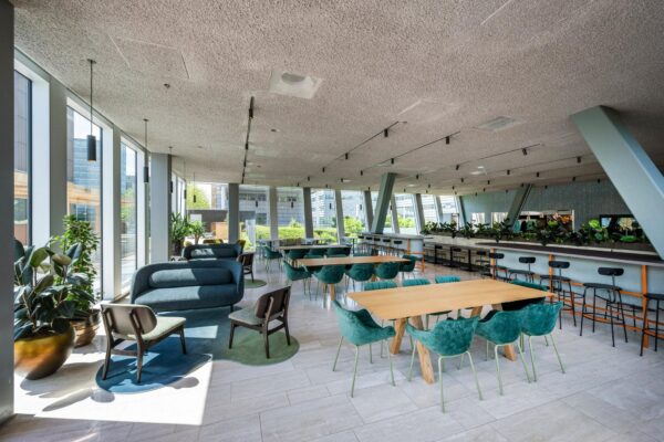 Modern ingerichte lounge- en werkruimte aan de David Ricardostraat met veel daglicht, planten en zitgelegenheden.
