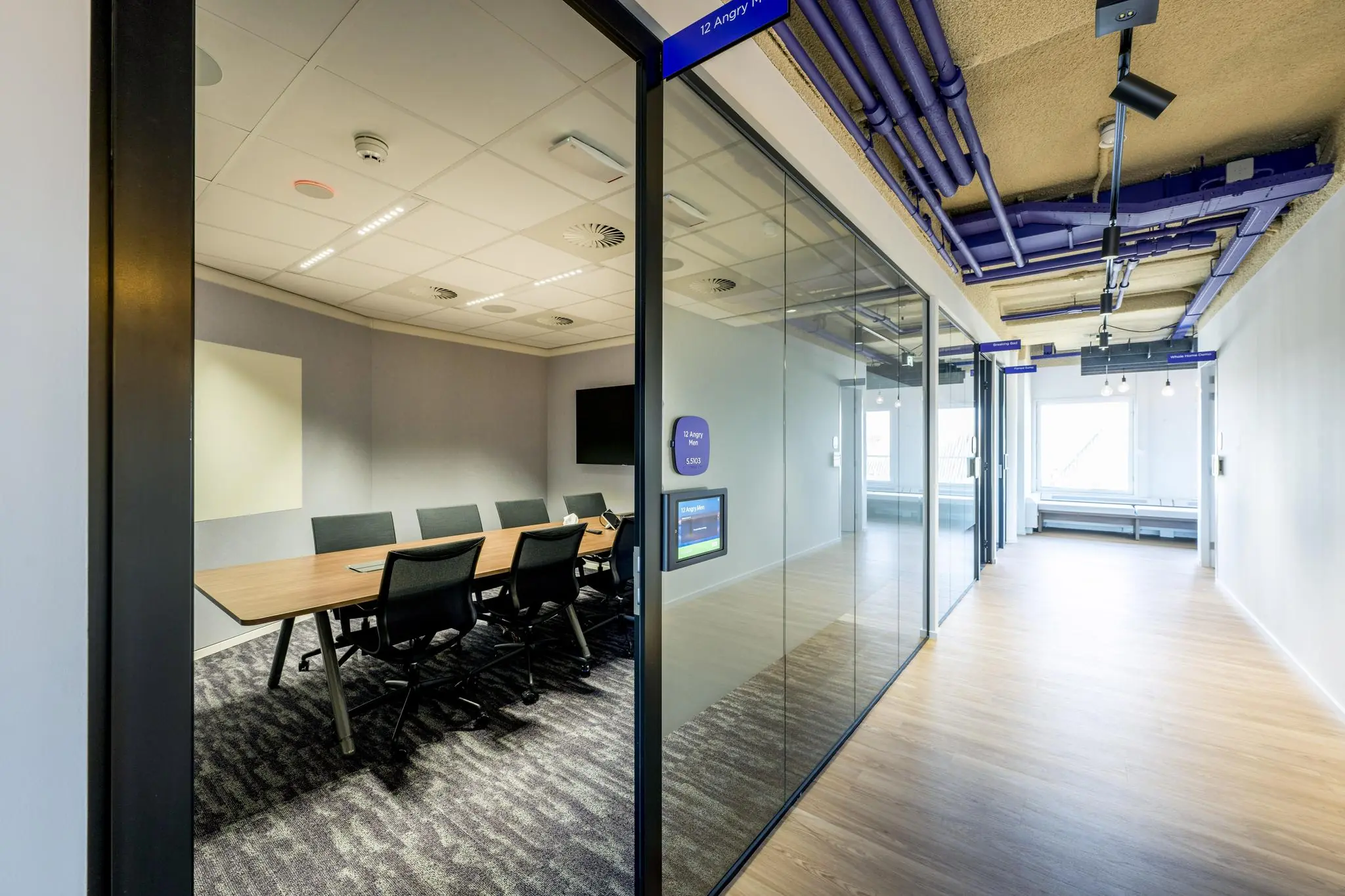 Vergaderruimte met glazen wand en moderne inrichting aan de Vijzelgracht.