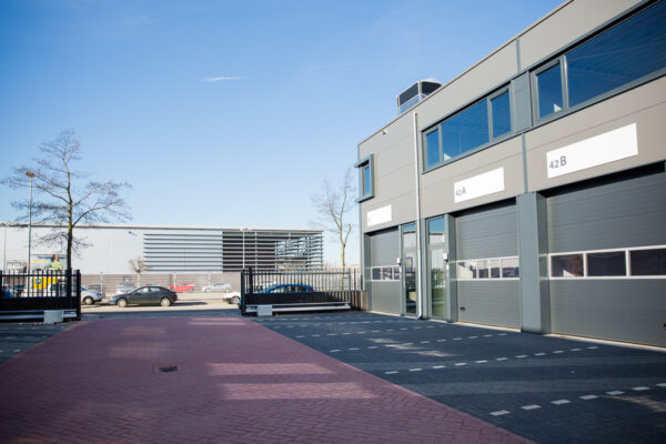 Moderne bedrijfsunits aan de Laan van ‘s-Gravenmade met parkeergelegenheid en afgesloten toegangspoort.