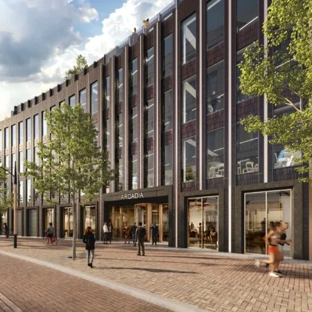 Moderne gevel van het gebouw Arcadia aan de Reykjavikstraat met passerende voetgangers en fietsers.