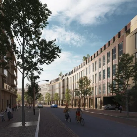 Moderne straat in Reykjavikstraat met hoge woongebouwen, fietsend verkeer en voetgangers onder een deels bewolkte hemel.