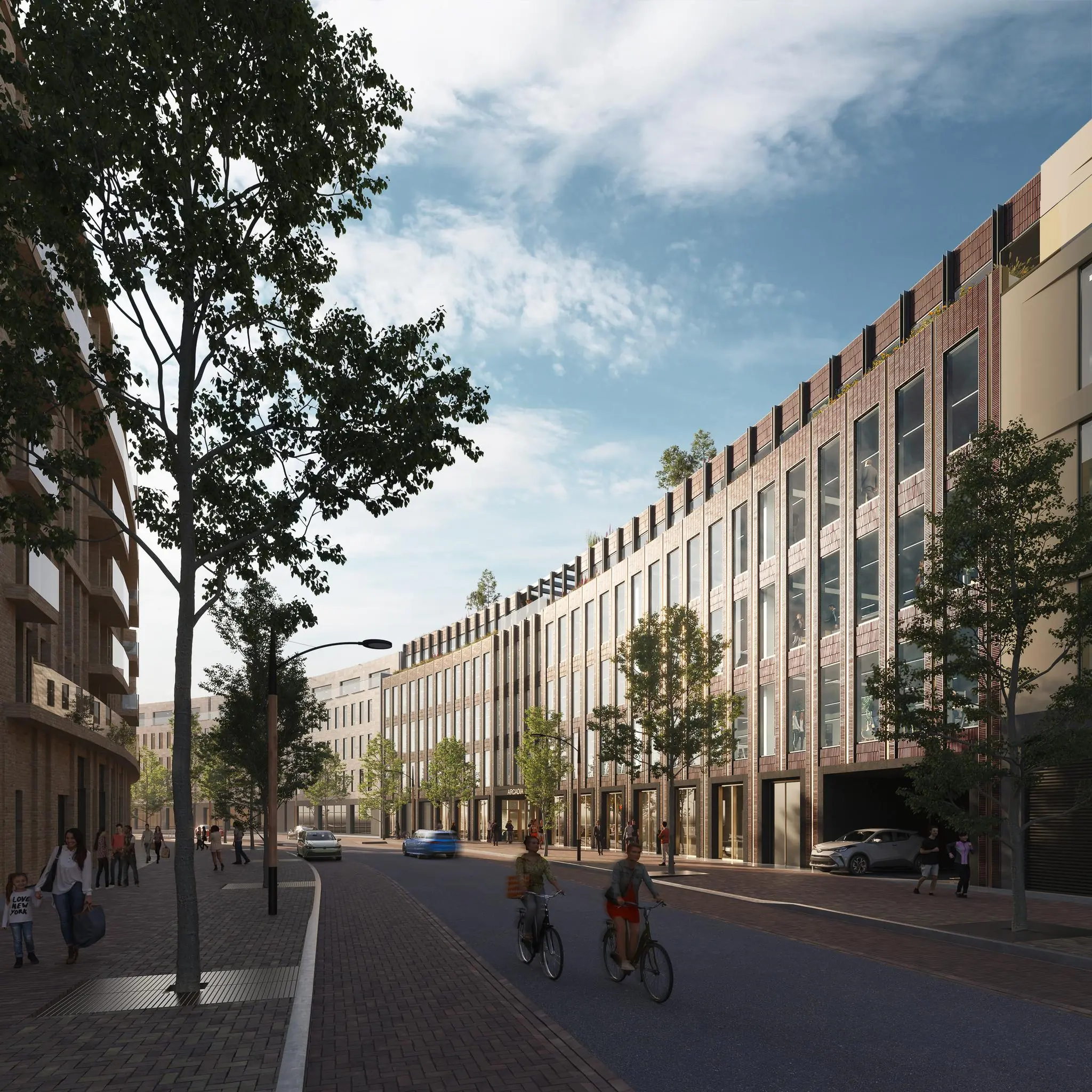 Moderne straat in Reykjavikstraat met hoge woongebouwen, fietsend verkeer en voetgangers onder een deels bewolkte hemel.