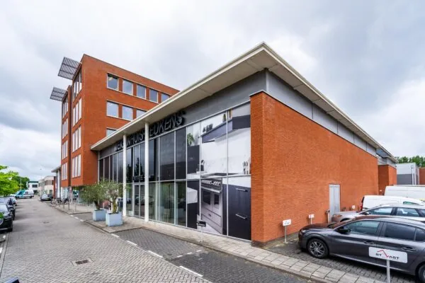 Modern rood bakstenen bedrijfsgebouw aan de Cornusbaan met showroom van 'Eigenhuis Keukens'.