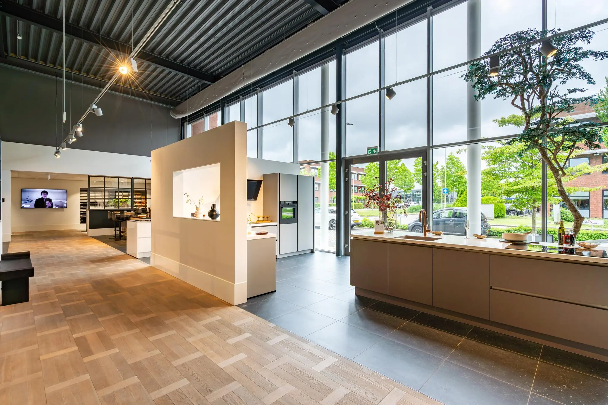 Modern ingerichte keukenwinkel aan de Cornusbaan met grote raampartijen en strakke keukenopstellingen.