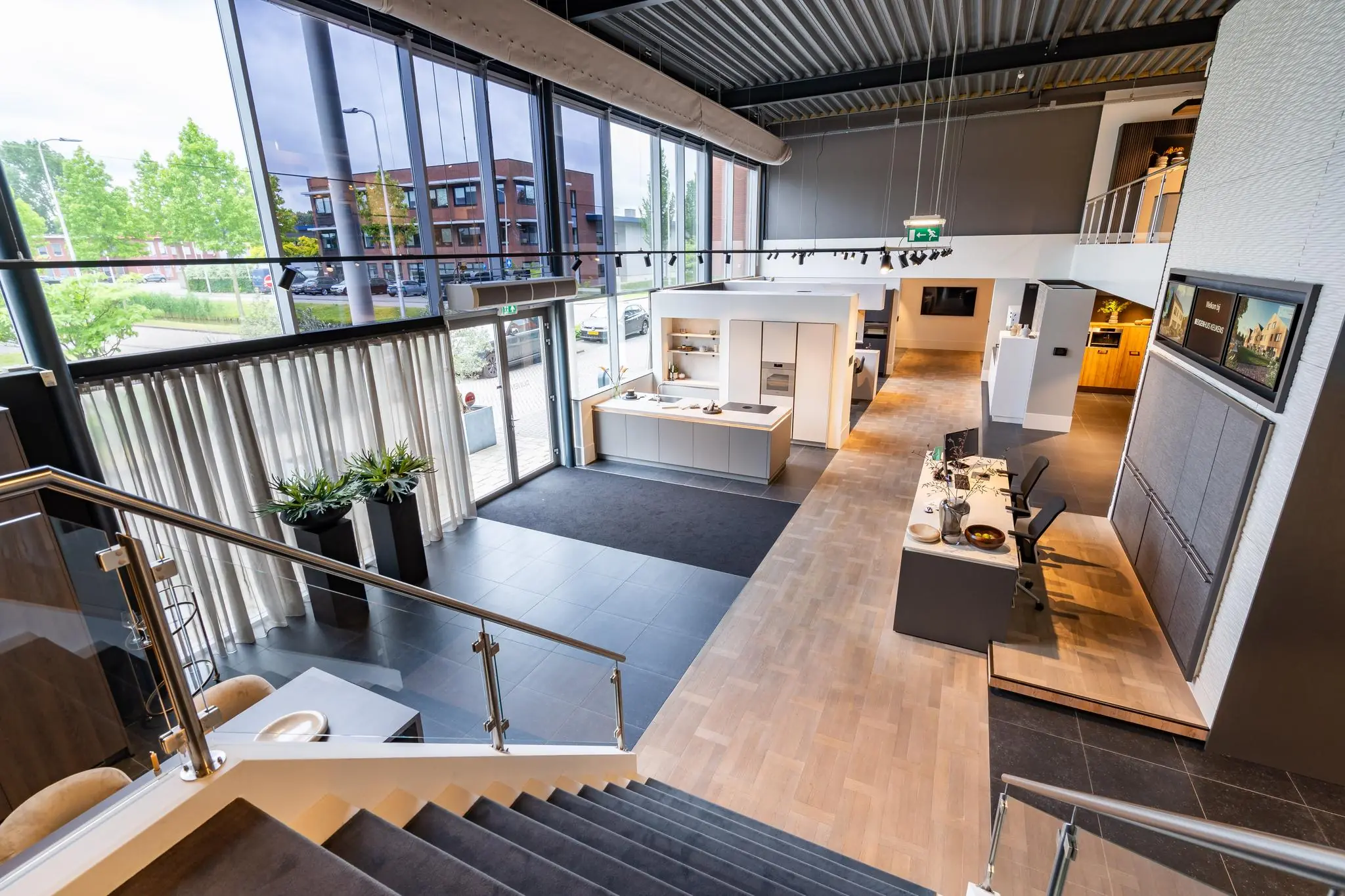 Moderne keukenwinkel aan de Cornusbaan met een open showroom, strakke keukens en grote raampartijen.