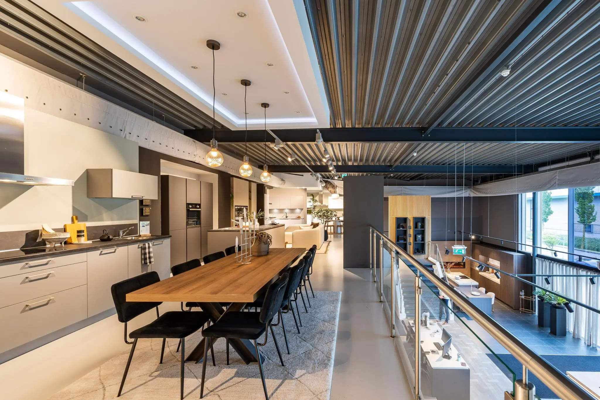 Moderne showroom met een stijlvolle open keuken en eettafel op de Cornusbaan.