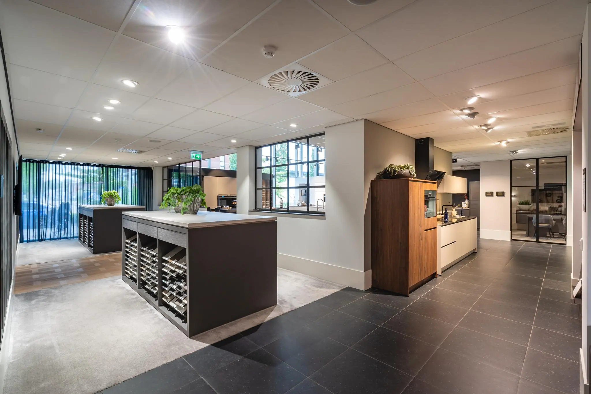 Moderne showroomkeuken op de Cornusbaan met strakke inrichting, kookeiland en warme verlichting.