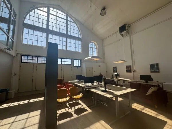 Lichte en moderne kantoorruimte aan het Gedempt Hamerkanaal met hoge plafonds en grote boogramen.