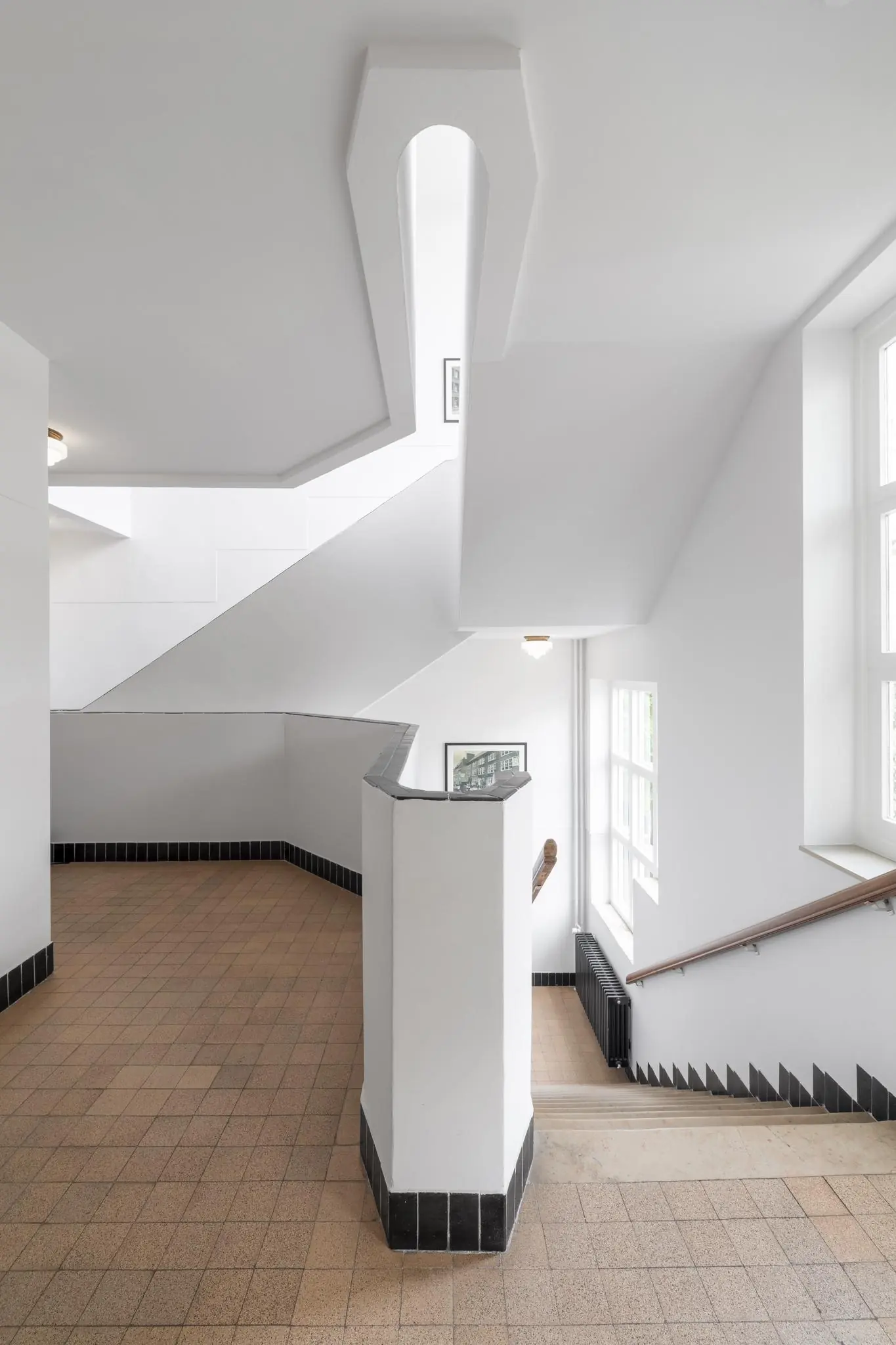 Trappenhuis met art-deco details in een licht trappenhuis aan de Hillegomstraat.