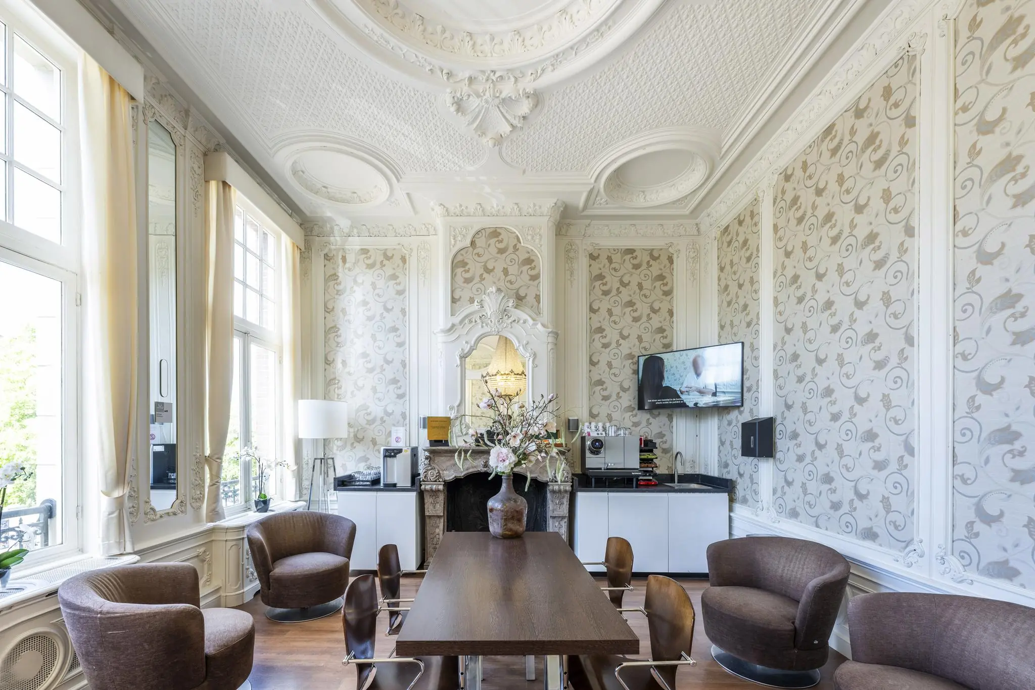 Elegante vergaderruimte aan het Concertgebouwplein met klassieke ornamenten, moderne meubels en koffievoorzieningen.