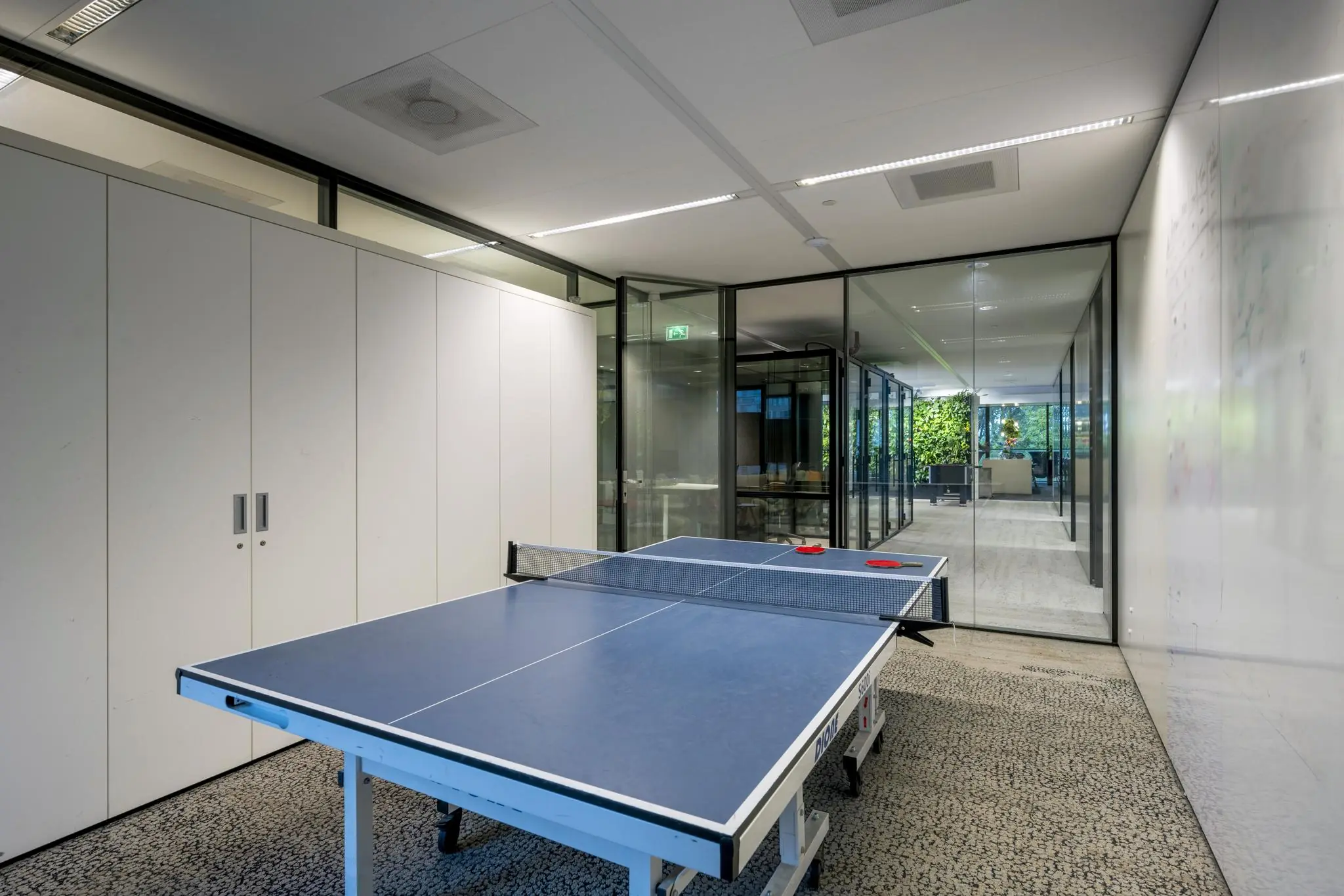 Moderne kantoorruimte aan de Gustav Mahlerlaan met een tafeltennistafel in een ontspanningsruimte.