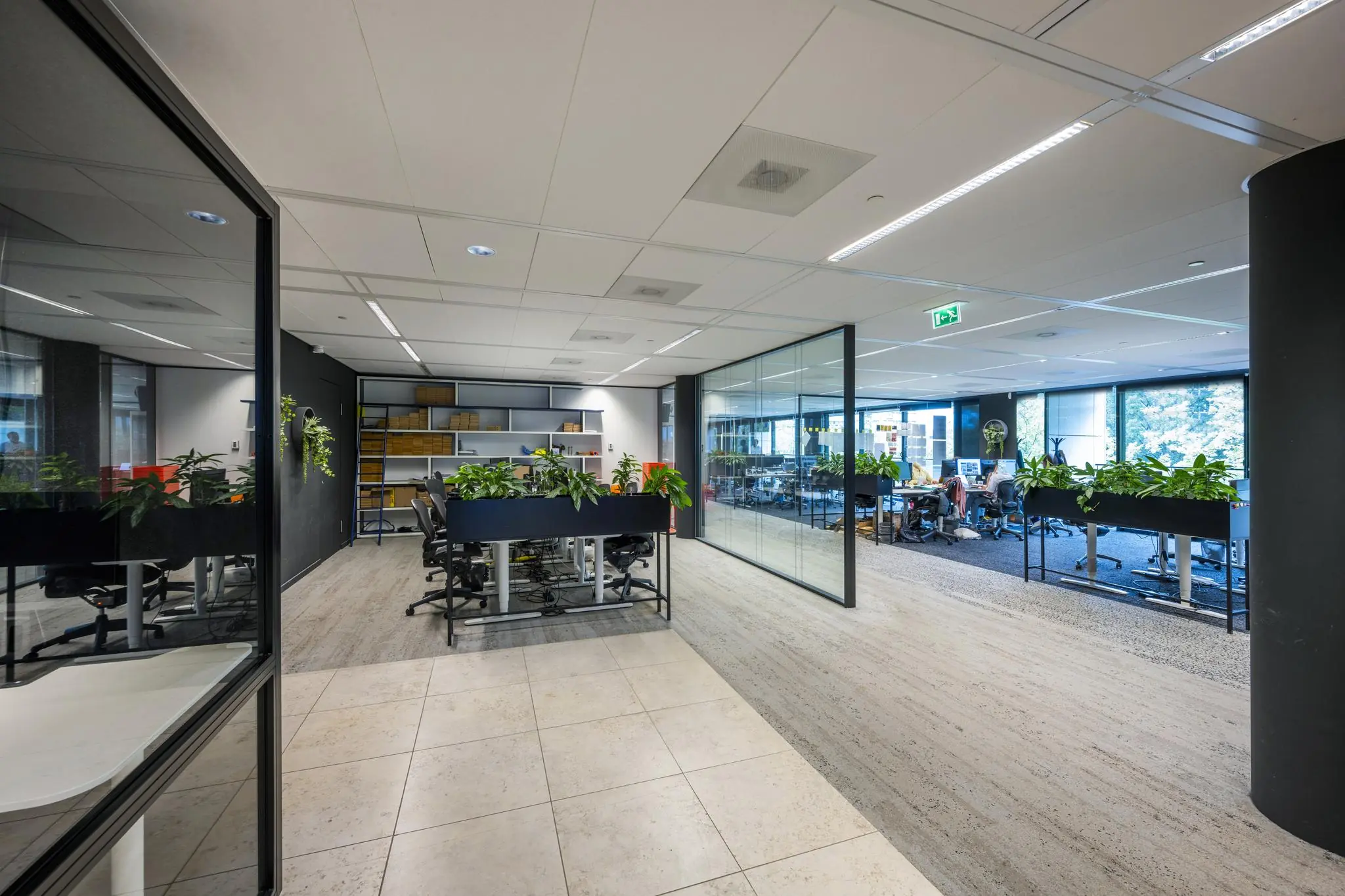 Moderne kantooruimte aan de Gustav Mahlerlaan met open werkplekken, glazen wanden en veel groen.