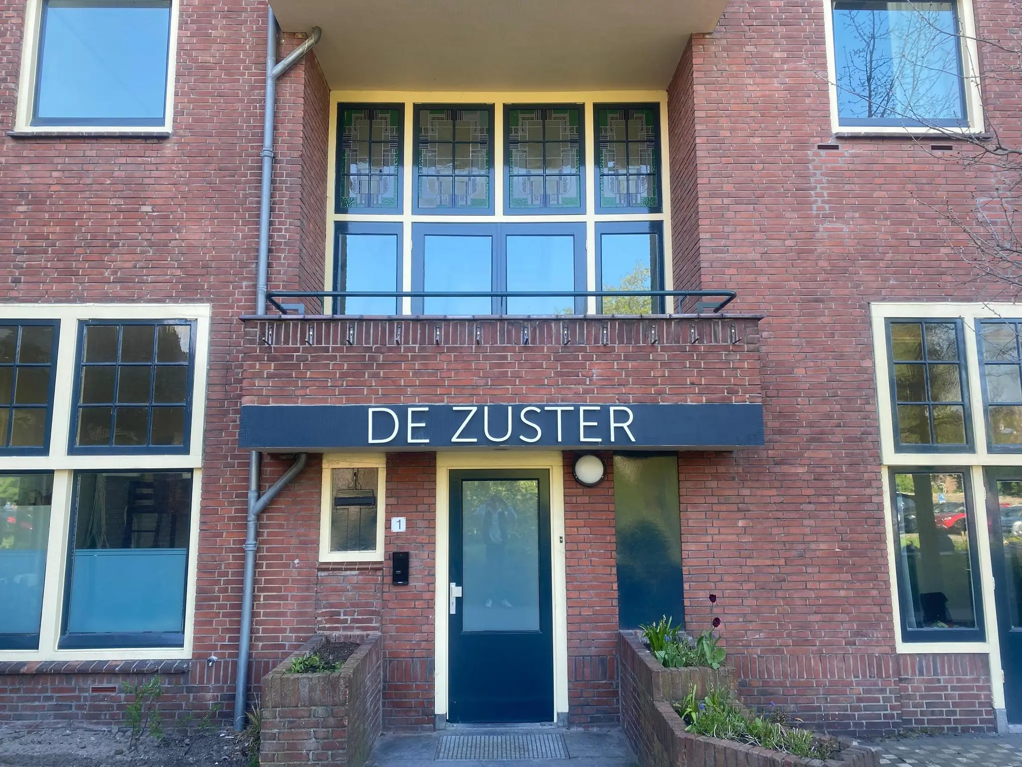 Voorgevel van het rode bakstenen gebouw 'De Zuster' aan de Gasthuisplaats.