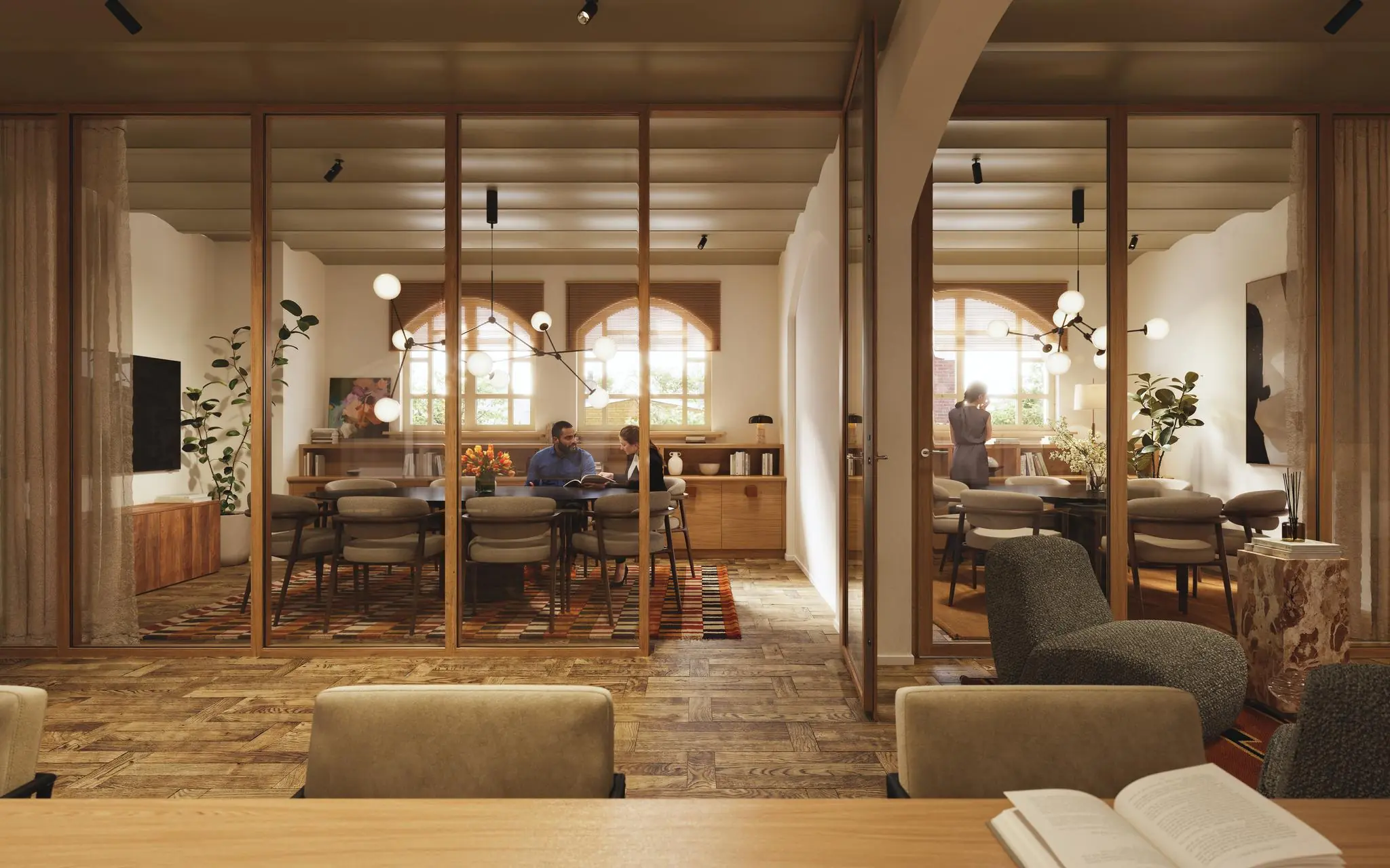 Moderne vergaderruimte aan de Leidseweg met houten vloer, glazen wanden en mensen in overleg.