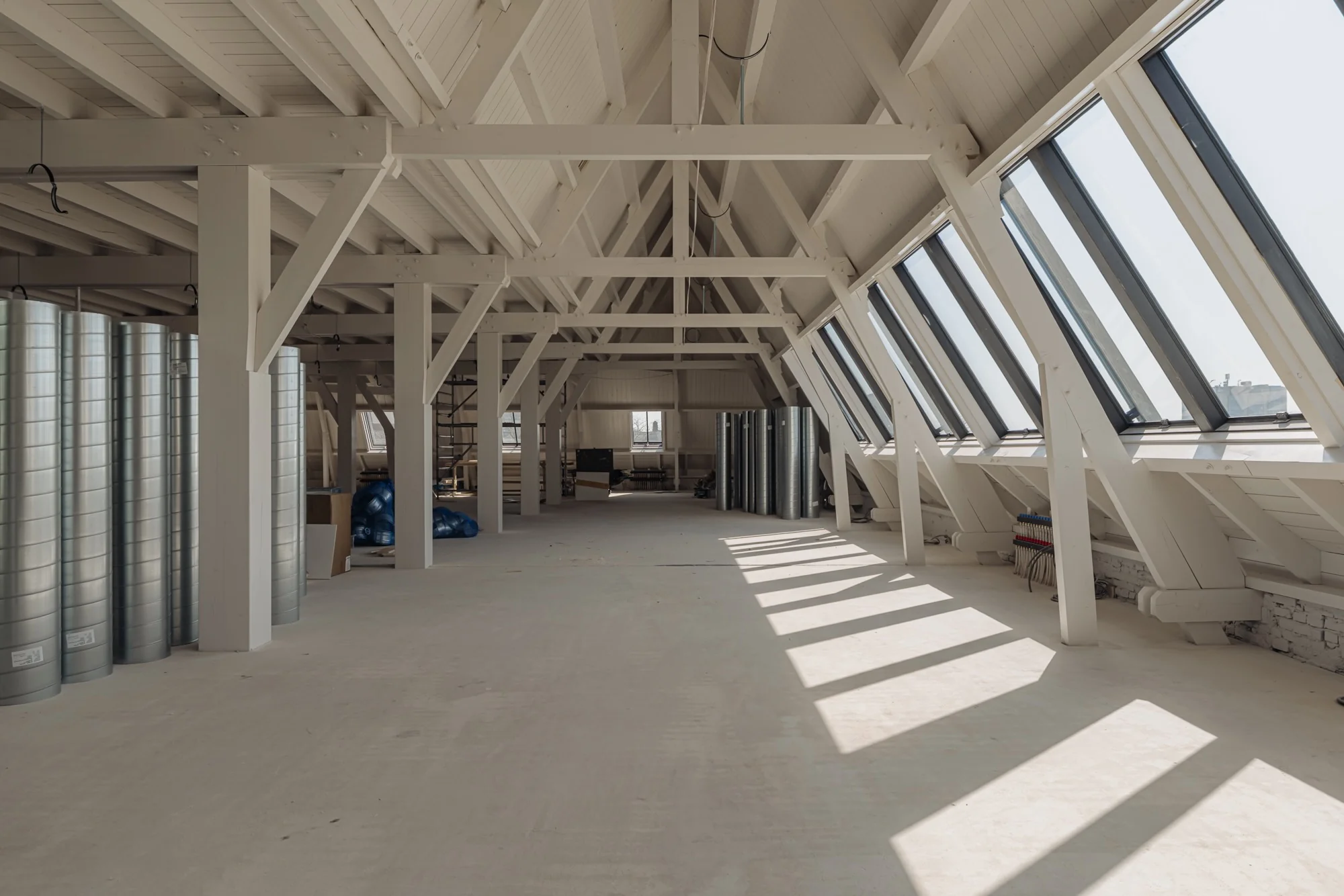 Lichte, ruimtelijke zolderverdieping aan de Leidseweg met schuine dakramen en zichtbare ventilatiebuizen.
