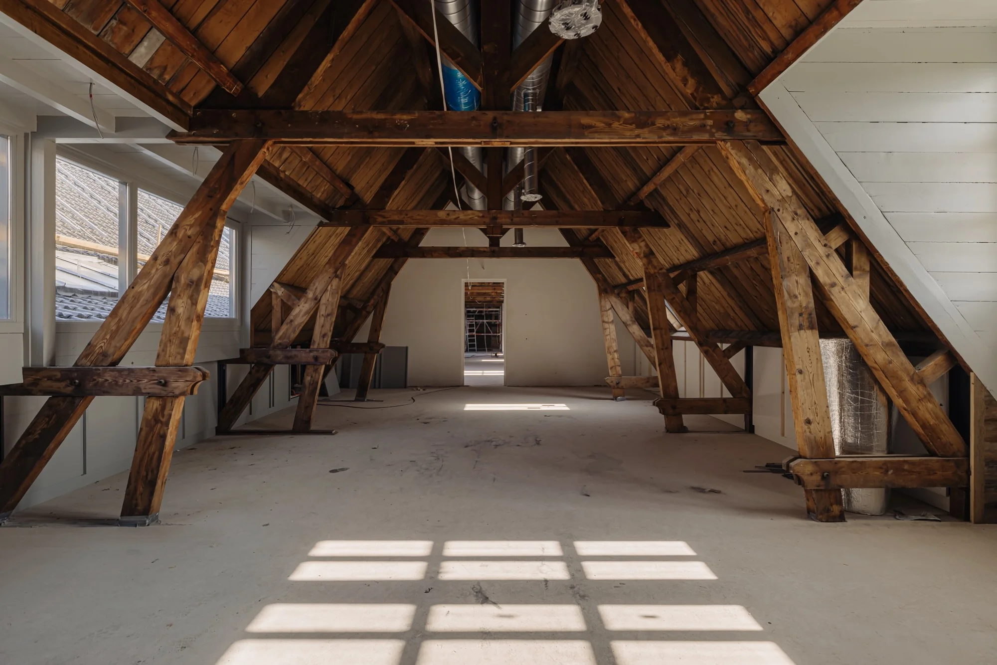 Zolderruimte in aanbouw aan de Leidseweg met zichtbare houten balkenconstructie en dakramen.