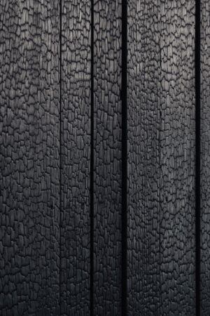 Detailopname van verkoolde houten gevelbekleding aan de Leidseweg.