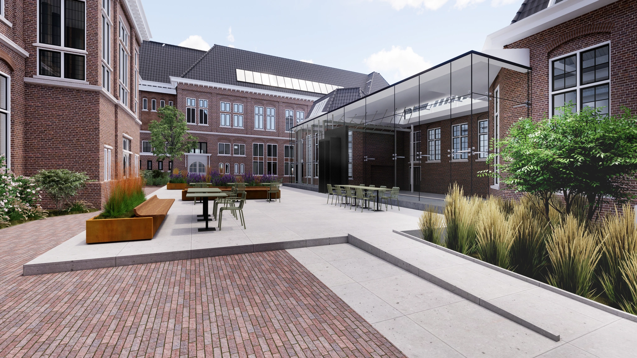 Binnenplaats van het pand aan de Leidseweg met moderne zitgelegenheden, plantenbakken en een glazen aanbouw tussen historische bakstenen gebouwen.