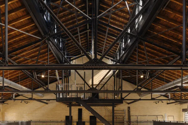 Industriële houten dakconstructie met stalen spanten in een gerenoveerd gebouw aan de Muntkade.