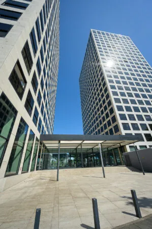 Twee moderne kantoortorens aan de Galvanistraat met een glazen entree tussenin, gefotografeerd vanaf de voorzijde.