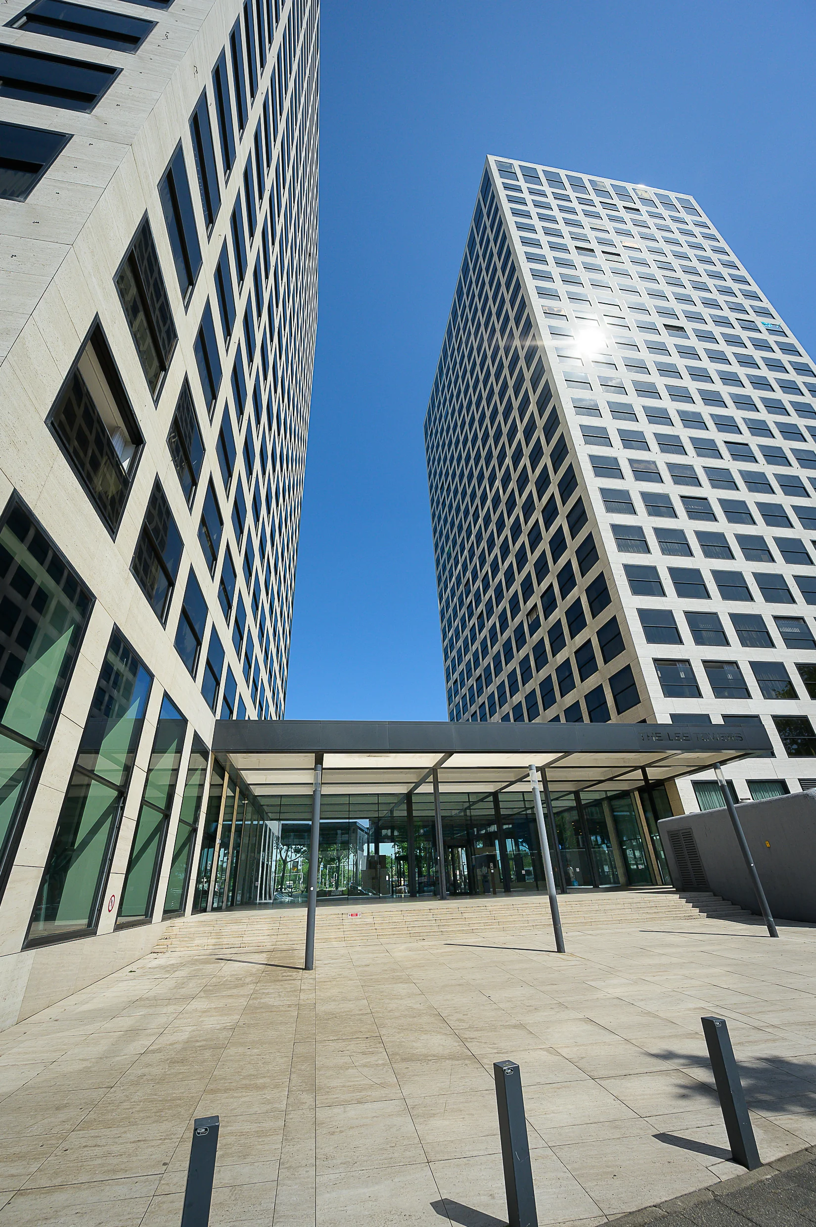 Twee moderne kantoortorens aan de Galvanistraat met een glazen entree tussenin, gefotografeerd vanaf de voorzijde.