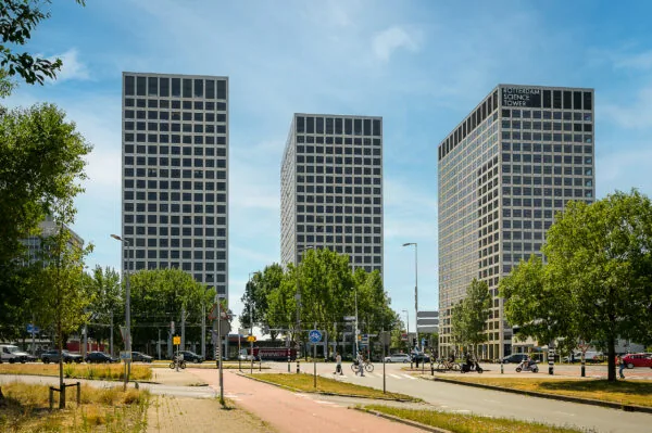 Drie moderne kantoortorens aan de Galvanistraat in Rotterdam, met de Rotterdam Science Tower rechts.