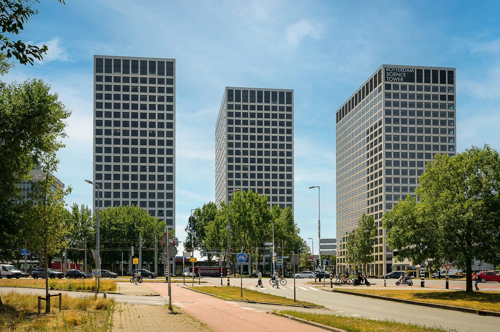 Drie moderne kantoortorens aan de Galvanistraat in Rotterdam, met de Rotterdam Science Tower rechts.