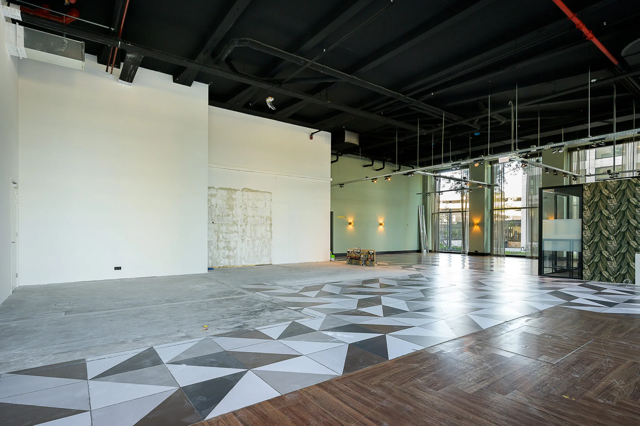 Ruim, modern industrieel interieur aan de Galvanistraat met gedeeltelijk betegelde vloer en hoge plafonds.