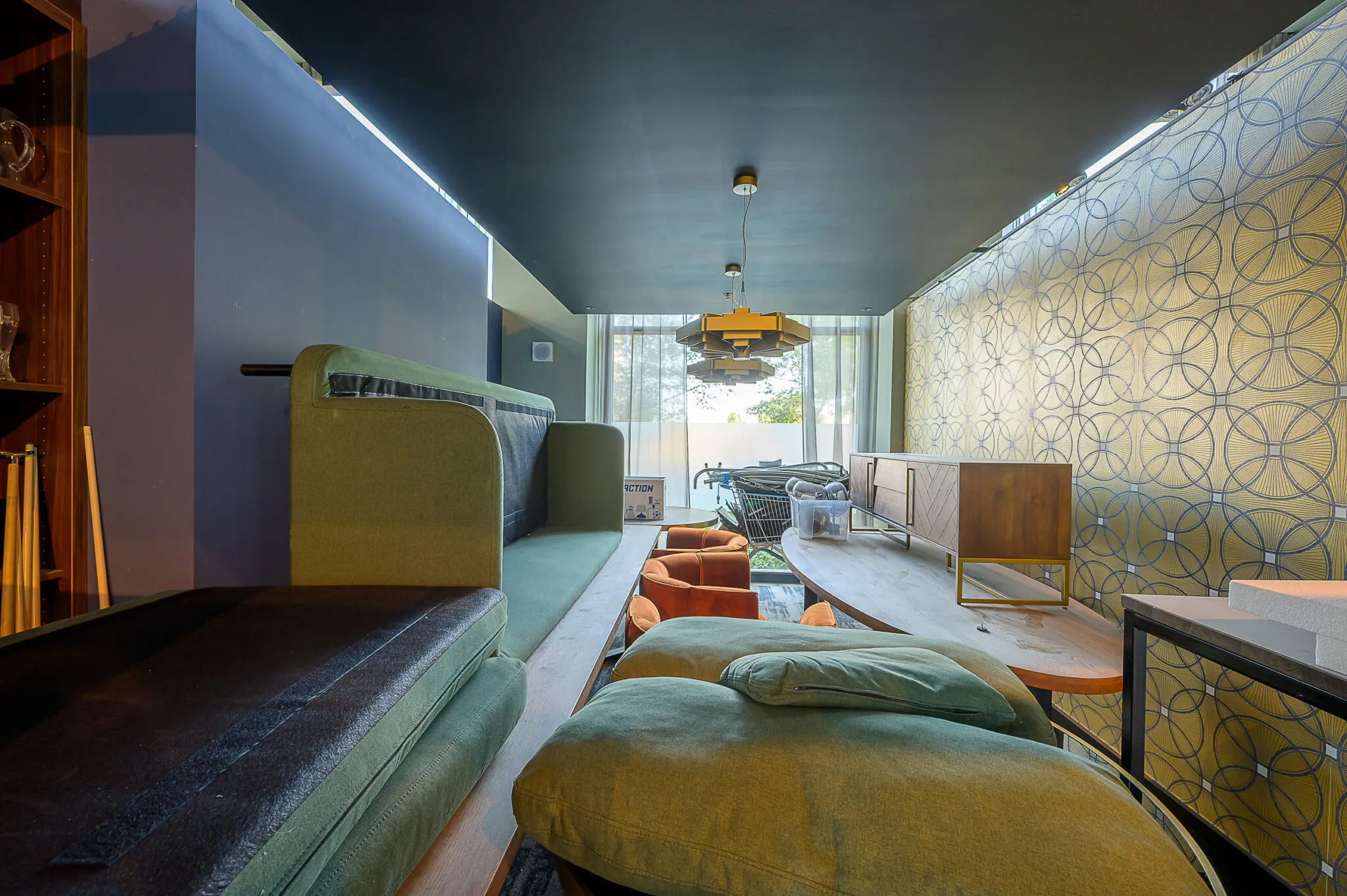 Interieur van een modern ingerichte ruimte aan de Galvanistraat met meubels die tijdelijk zijn opgestapeld.