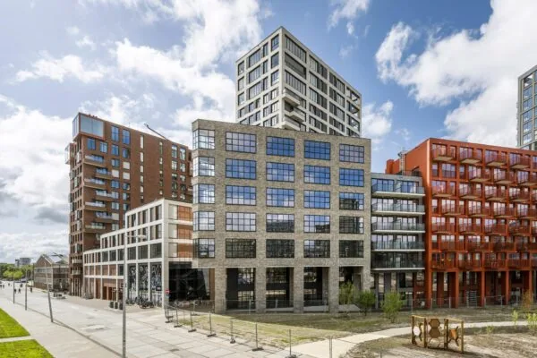 Moderne appartementencomplexen aan de Hellingbaan met diverse gevelmaterialen en balkonontwerpen.