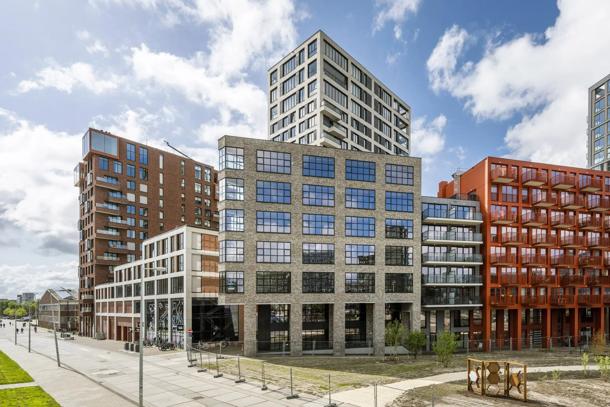 Moderne appartementencomplexen aan de Hellingbaan met diverse gevelmaterialen en balkonontwerpen.
