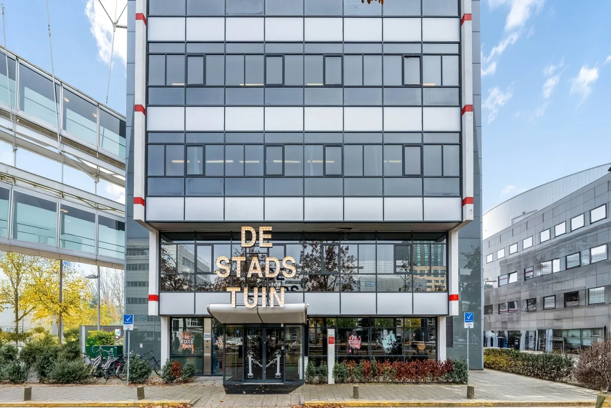 Voorgevel van het kantoorgebouw aan de Daltonlaan met de ingang van De Stadstuin.