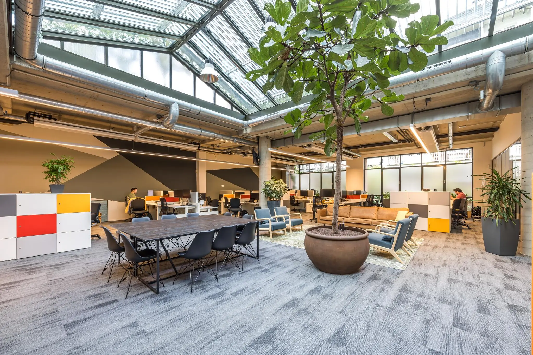 Open en modern kantoorinterieur aan de Overtoom met veel daglicht, planten en flexwerkplekken.