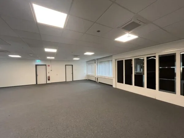 Lege kantoorruimte aan de 2e Daalsedijk met systeemplafond, grijze vloerbedekking en witte binnenwanden.